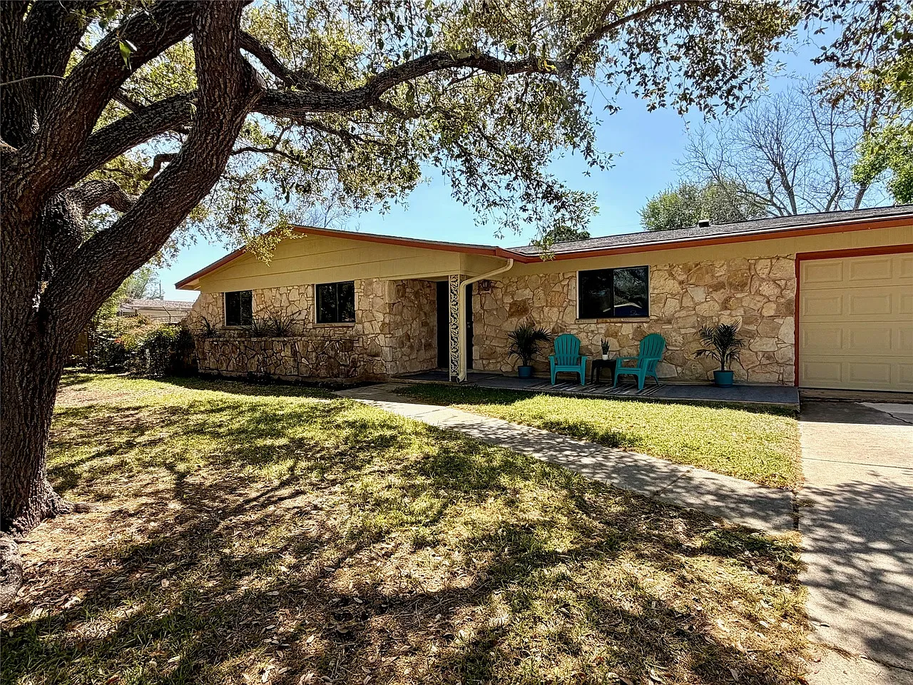 141 Oaklane Dr — Photo 3