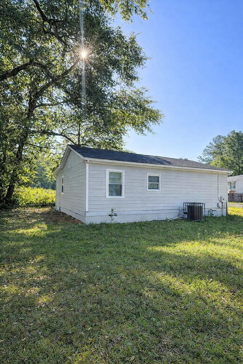 Building Photo - 2621 Village Green Ln