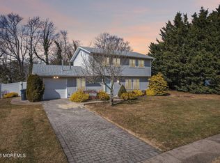 972 Quartz Dr, Toms River, NJ 08753