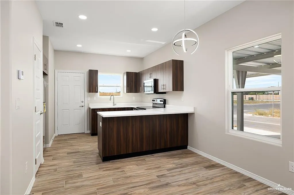 2 bed, 2.0 bath, 831 sqft, $1,250 — Photo 2