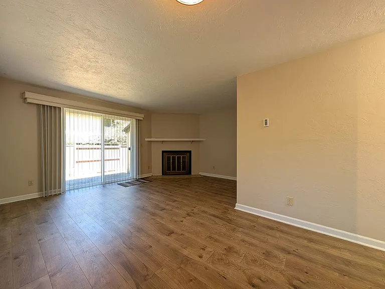 1528 Fetters Loop — Photo 2