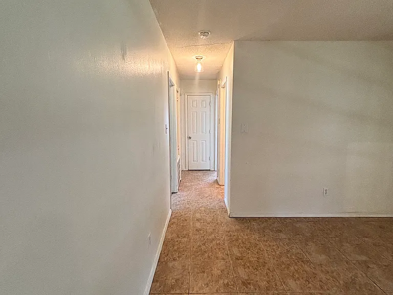 1040 Anderson Dr — Photo 6