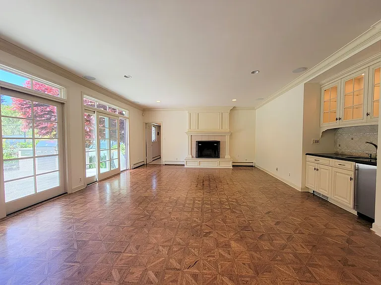 345 Selby Ln — Photo 9