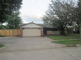 1104 Cottonwood Dr, Moore, OK 73160