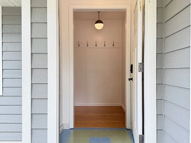 2704 W 28th St — Photo 3