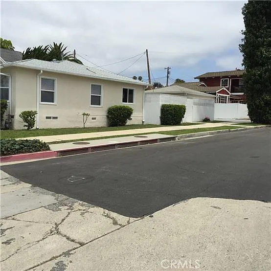 3 bed, 996 sqft, $4,850 — Photo 3