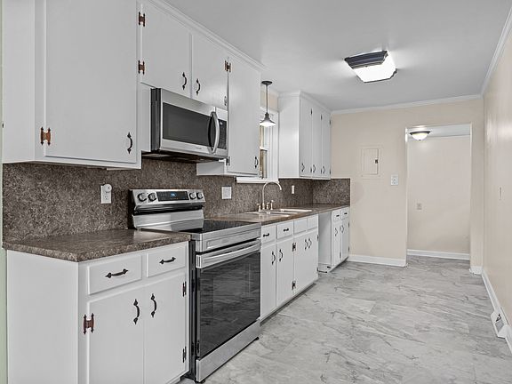 5th image of 205 Fieldstone Cir