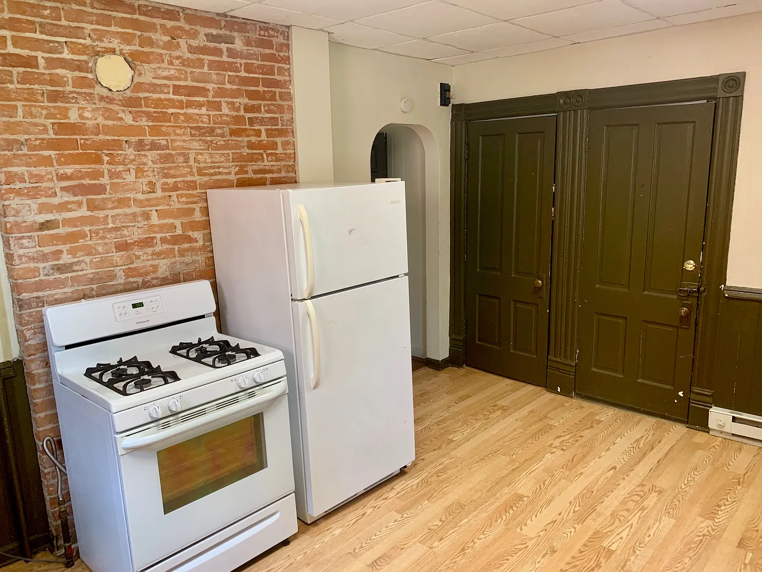 3 bed, $1,050 — Photo 1
