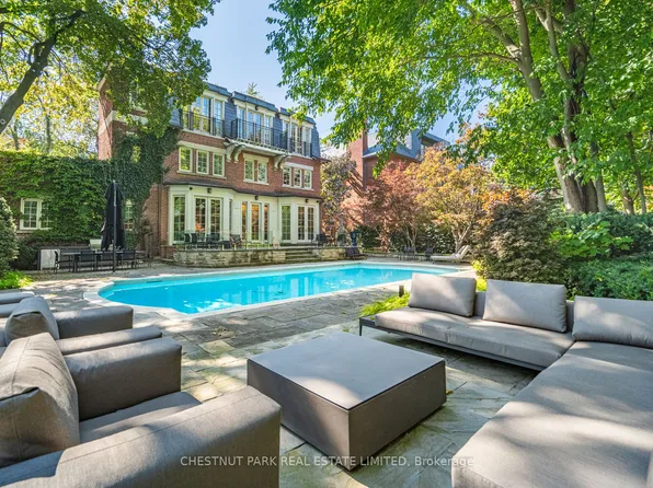 82 Chestnut Park, Toronto, ON M4W 1W9