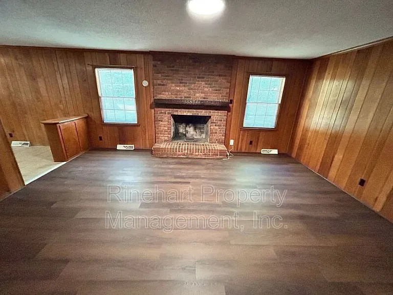 699 University Dr — Photo 8