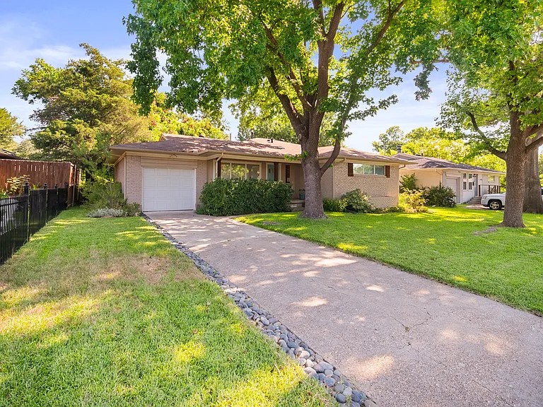 2431 Highwood Dr — Photo 17