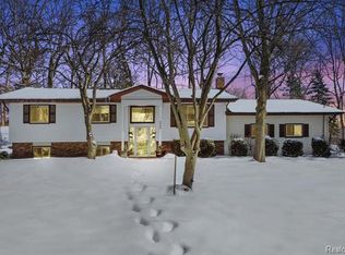 5990 Sunnydale Rd, Clarkston, MI 48346