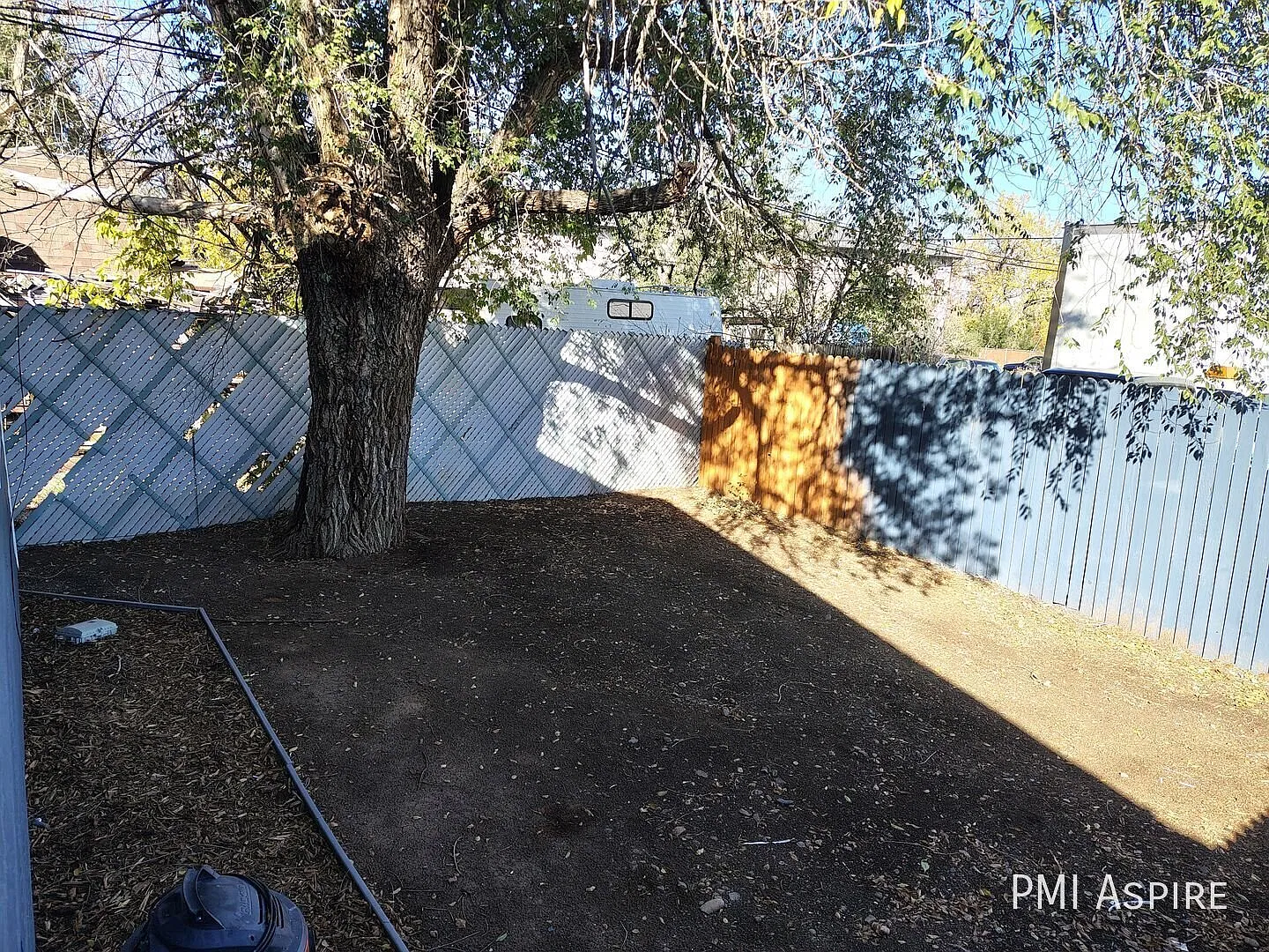 Charming 2 Bedroom with Private Fenced Yard in Lakewood — Photo 3