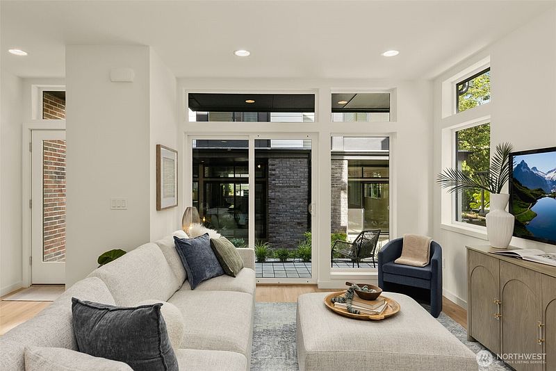5th image of 8323 A 12th Avenue NW