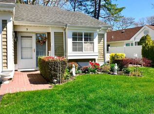 5 Douglaston Ct, Ridge, NY 11961