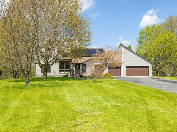 15 Chambord Dr, Mendon, NY 14506