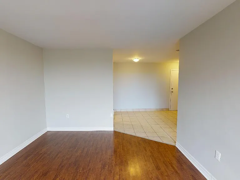 470 Dundas St — Photo 22