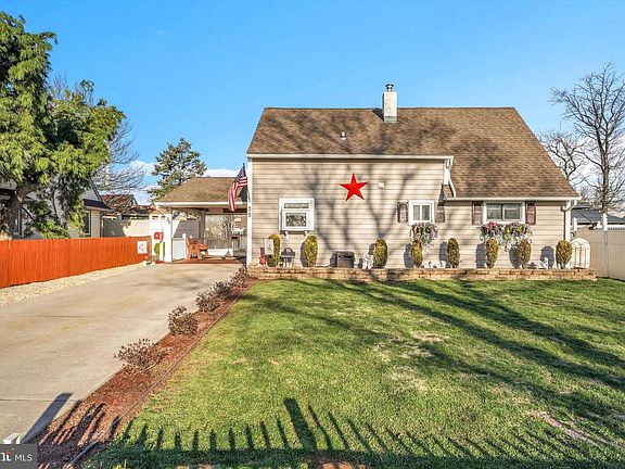 2nd image of 35 Honeysuckle Ln