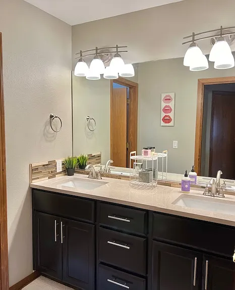 The full bath upstairs that is for guests or the non-primary bedrooms.
