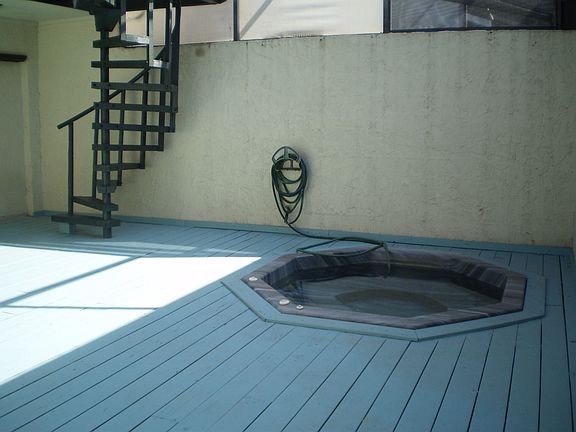 lg deck w/ hottub