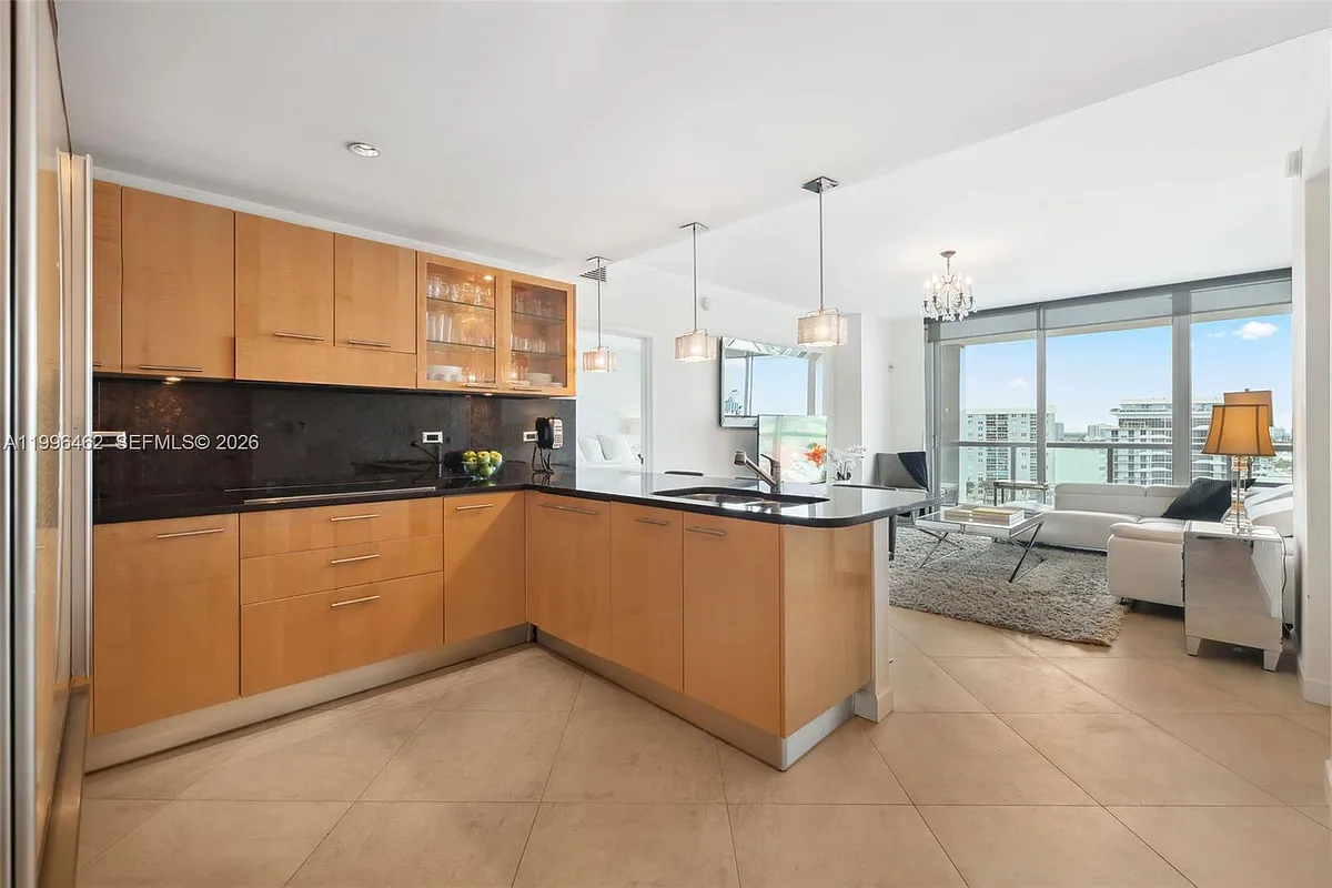 Building Photo - 6799 Collins Ave #1106