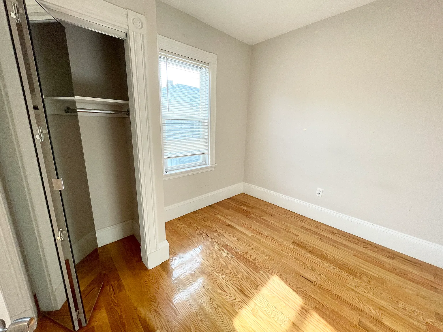 3 bed, 1200 sqft, $3,100 — Photo 4