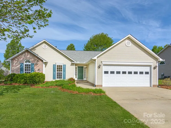 143 Running Briar Rd, Fletcher, NC 28732