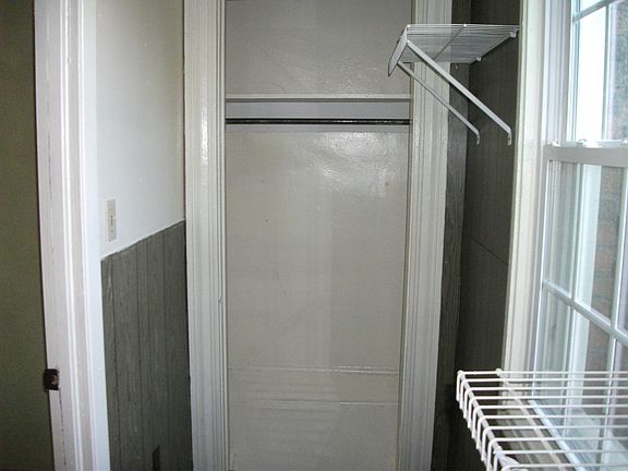 walk in closet off bedroom
