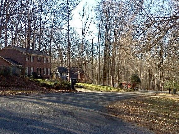 5th image of 331 Iroquois Trl