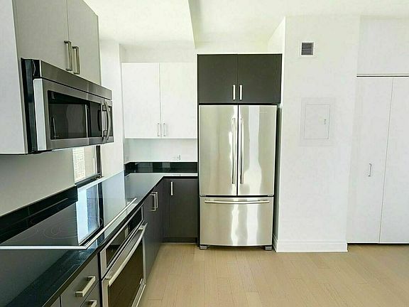 4th image of 70 Pine St Ph 5602