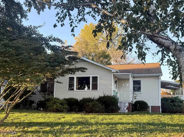 819 E 2nd St, Delavan, IL 61734