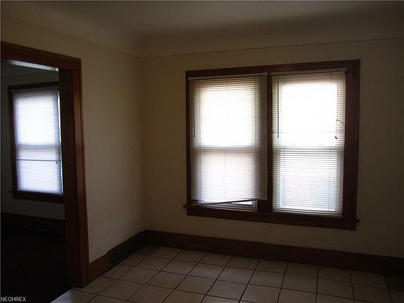 4th image of 317 W 31st St