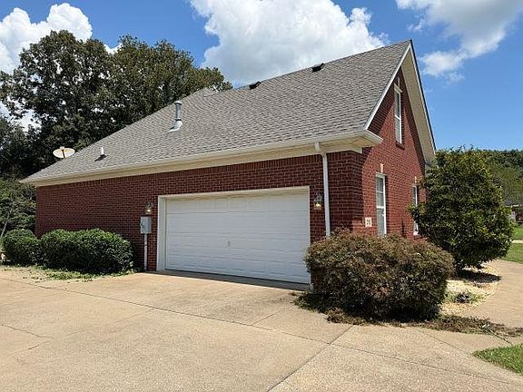 2nd image of 212 Oakridge Way