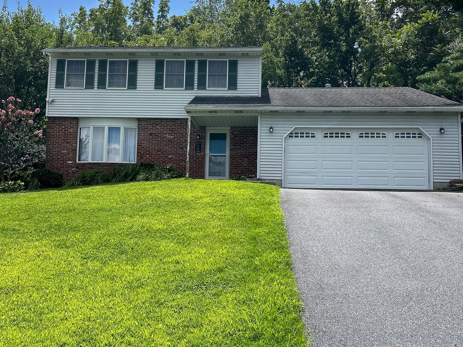 3 bed, 1832 sqft, $2,400 — Photo 1