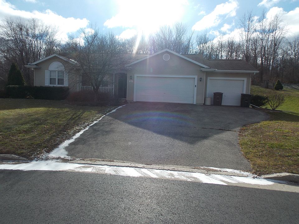 Ranch home  w/ 3 car garage 