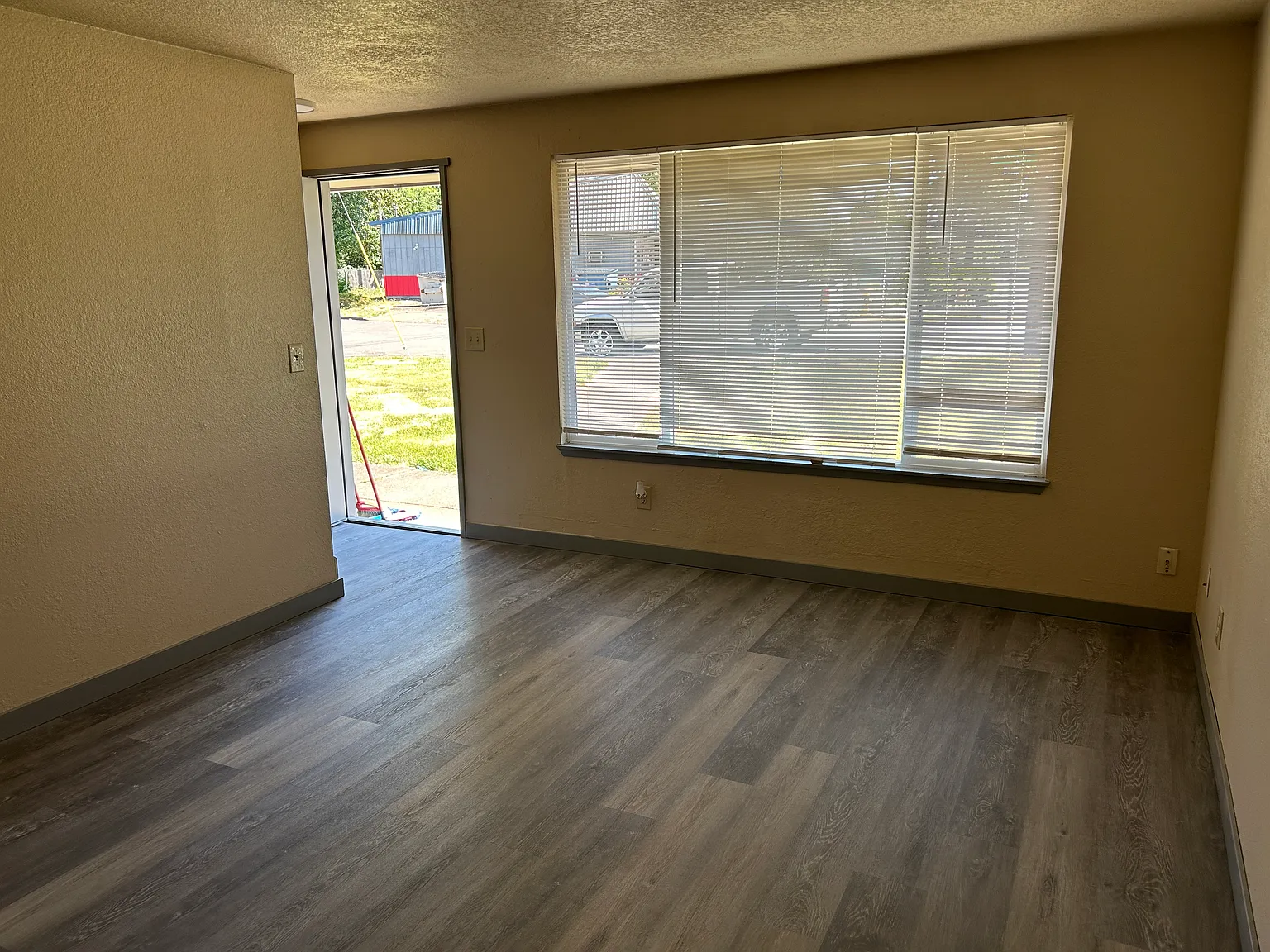 2 bed, 1.5 bath, 900 sqft, $1,350 — Photo 2