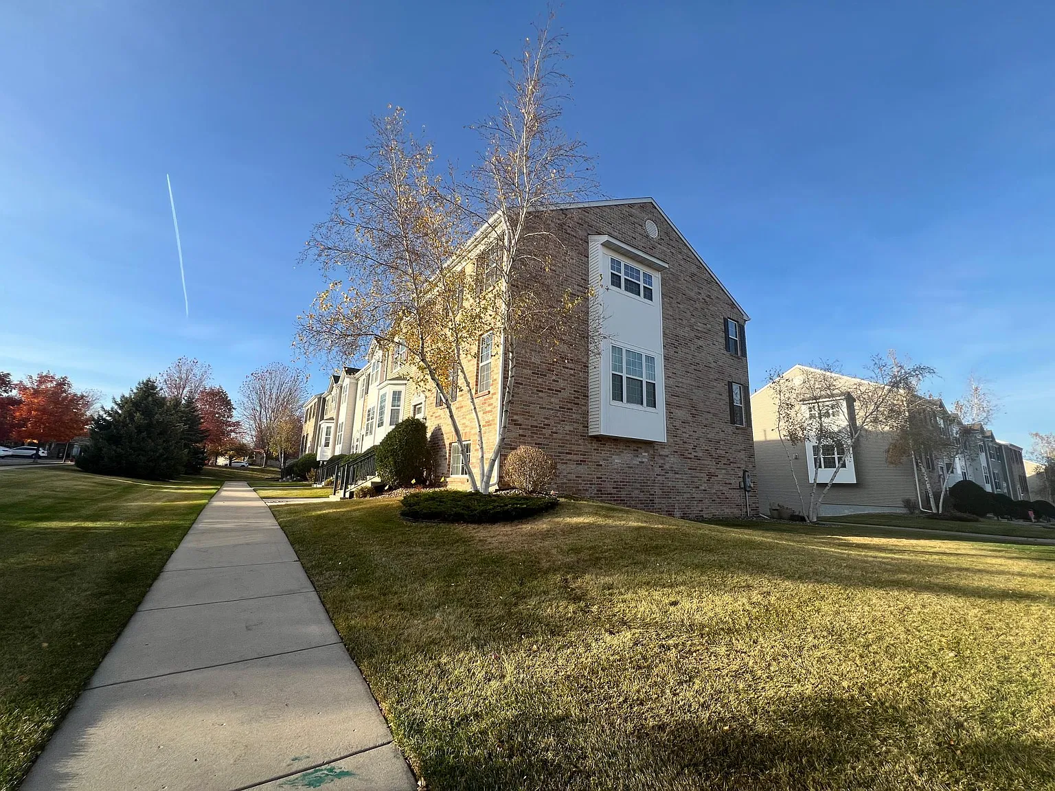4 bed, 3.5 bath, 2379 sqft, $2,845 — Photo 4