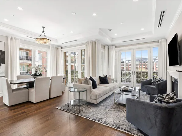 2000 Royal Court #2107, North Hills, NY 11040