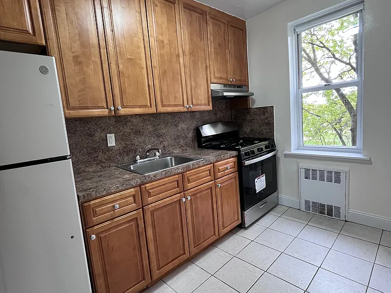 2681 W 2nd St #3E — Photo 3