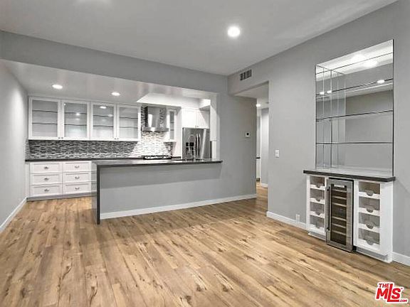3rd image of 1835 Holmby Ave APT 204