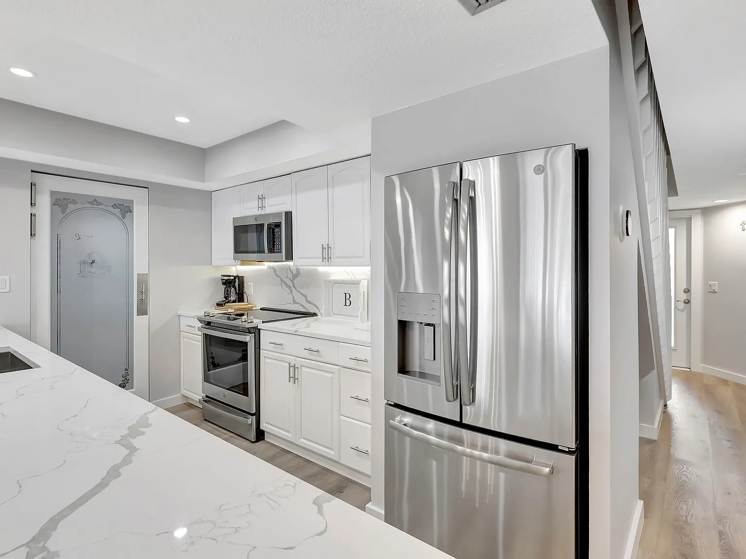 264 NE Edgewater Dr — Photo 2