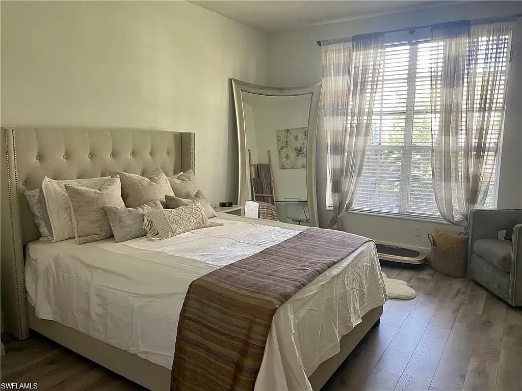 2 bed, 2.0 bath, 1373 sqft, $4,500 — Photo 3