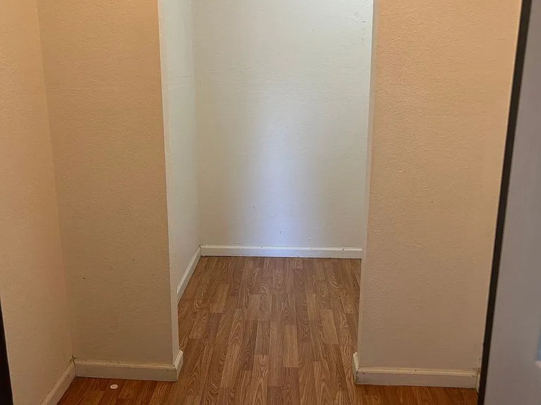215-217 E Adobe St — Photo 14