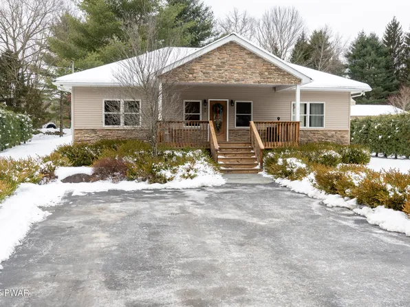 12 Meadows Ct, Hawley, PA 18428