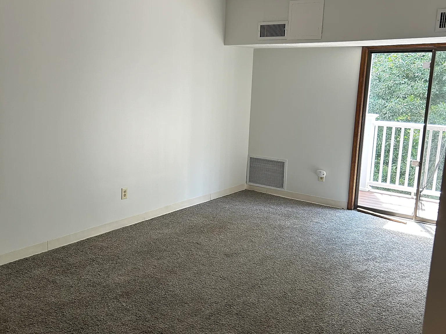 2 bed, 920 sqft, $2,300 — Photo 2