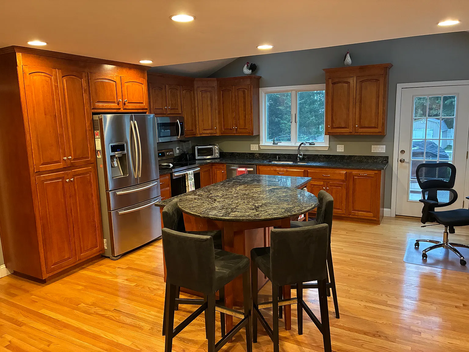 3 bed, 2.5 bath, 1820 sqft, $4,200 — Photo 3