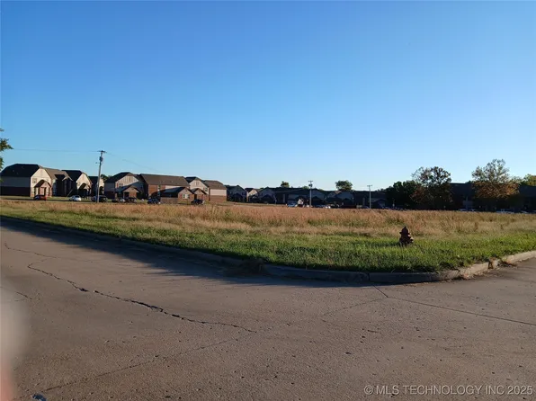 122 S Yorkshire Blvd, Wagoner, OK 74467