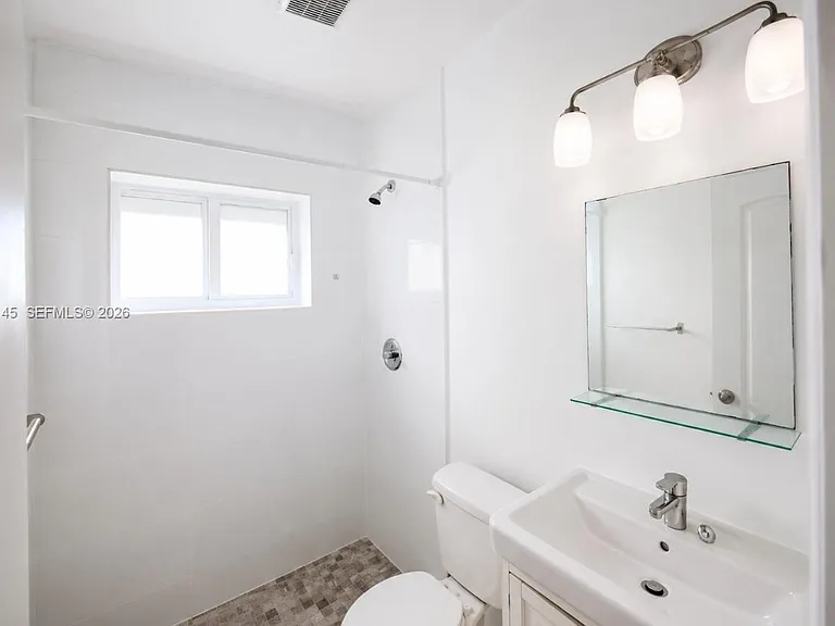 551 NE 61st St #4 — Photo 6