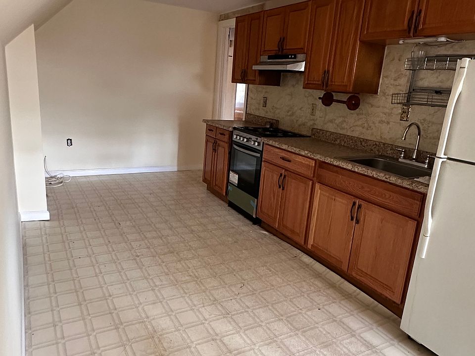 1st image of 179 Harding Ave Floor 3