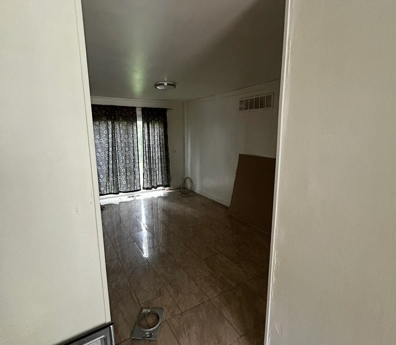 3 bed, 936 sqft, $925 — Photo 4